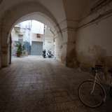 Una volta entrati nel palazzo ci ritroviamo in un androne coperto da una volta a crociera che conduce a un grande arco ogivale